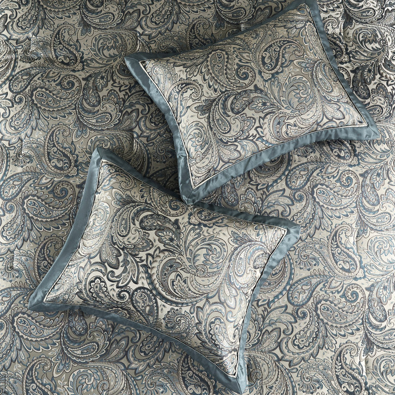 Édredon très grand avec 12 pièces et draps en coton bleu sarcelle. Contient un édredon, 2 taies décoratives, des coussins décoratifs Euro, 1 jupe de lit, un drap-housse et des taies d'oreiller plates. Revers 100% microfibre, rembourrage. 200Tc