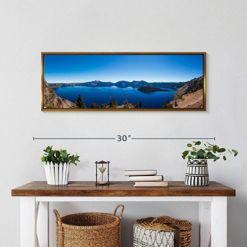 Horizon bleu du lac de cratère, Cadre flottant doré, 28 po x 10 po