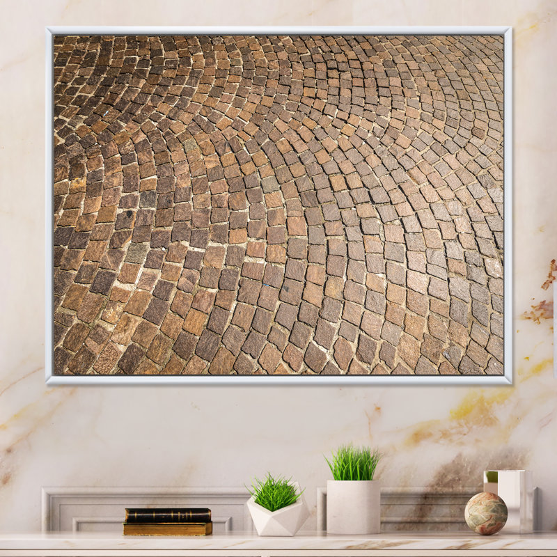 «Old City Stone Cobble Paving», reproduction sur toile flottante, H 16 po x l 32 po x P 1 po, Cadre blanc