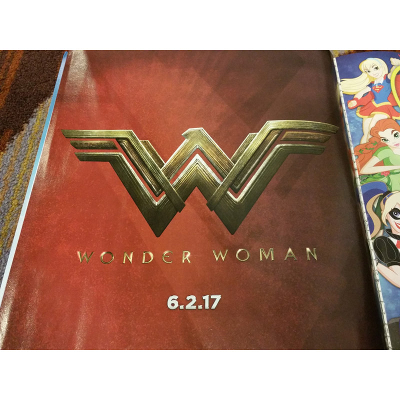 Wonder Woman, H 18 po x l 24 po