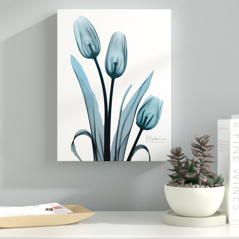 «Midnight Sky Tulip Trio», impression sur toile tendue, H 48 po x l 36 po
