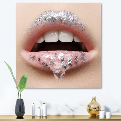 Femme avec un gel sur les lèvres et les étoiles - Photographie sur toile