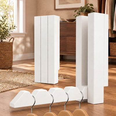 Un ensemble de 2 cintres muraux escamotables en bois permet d'organiser les salles de lavage, les salles de bain et les placards dans de petits espaces, avec une installation facile