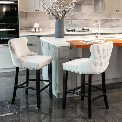 Décoration en velours beige avec boutons, pieds en bois et garniture cloutée, loisirs de 2 capitonnage et chaises contemporains rembourrés
