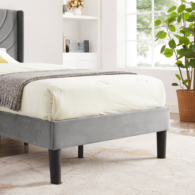 Lit plateforme tapissier Rehnuma avec tête de lit et lattes en bois massif, Gris