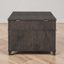 Table basse rectangulaire à plateau relevable, plusieurs compartiments cachés et tablette ouverte, maison de campagne moderne, salon-133419451