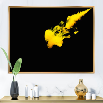 Un nuage de peinture jaune libéré dans l'eau claire - reproduction sur toile