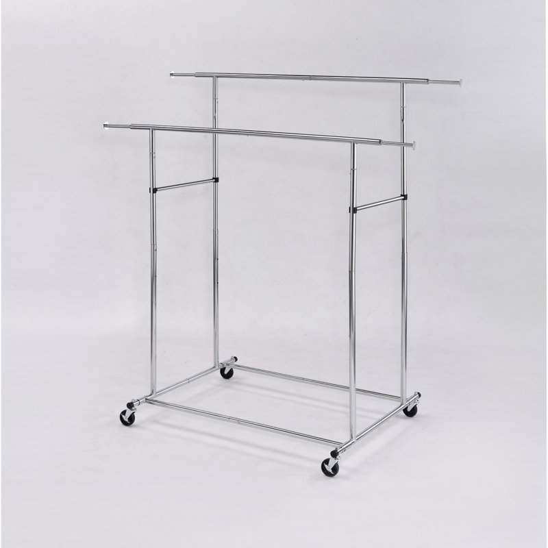 Portemanteau en métal chromé à hauteur réglable de style industriel pour des solutions de garde-robe spacieuses