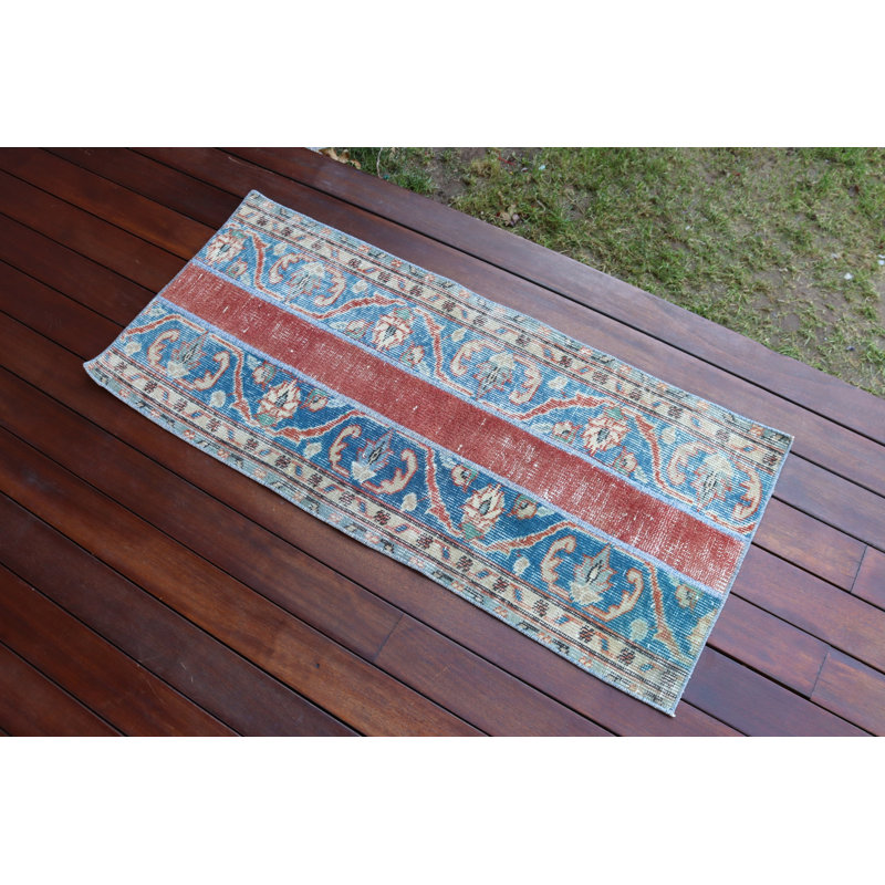 Hand-Crafted Traditional Turkish Rug Featuring Elegant Floral Patterns Ideal for Your Living Room or Bedroom