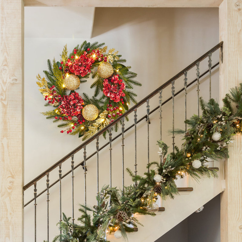Couronne de Noël pré-éclairée 24 po avec ornements dorés et fleurs rouges, couronne de porte DEL à pile