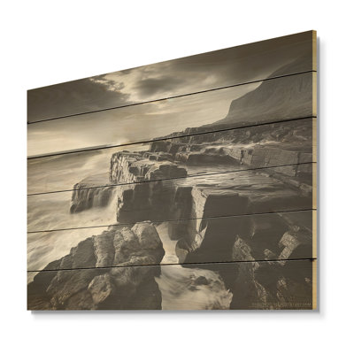 «Black and White Rocky Beach Horizon I» - art mural en bois minimaliste côtier sur bois de pin naturel