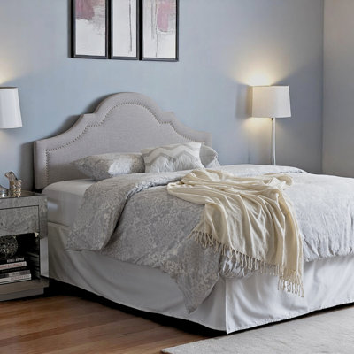 Tête de lit à garniture cloutée en tissu gris-gris, mesurant H 25,57 po x l 55,47 po x P 2,10 po MyShawn