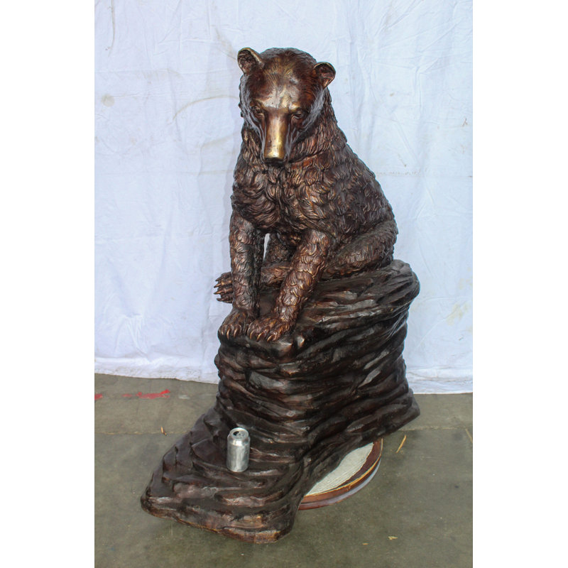 Statue en bronze grandeur nature d'un ours assis sur un rocher Nifao Collection 43 po x 29 po x H 51 po