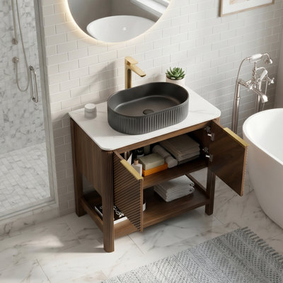 Meuble-lavabo autoportant de 30 po en noyer foncé, plateau en pierre frittée et lavabo ovale en céramique rayé noir, 2 portes diagonales rayées avec tablette de rangement ouverte