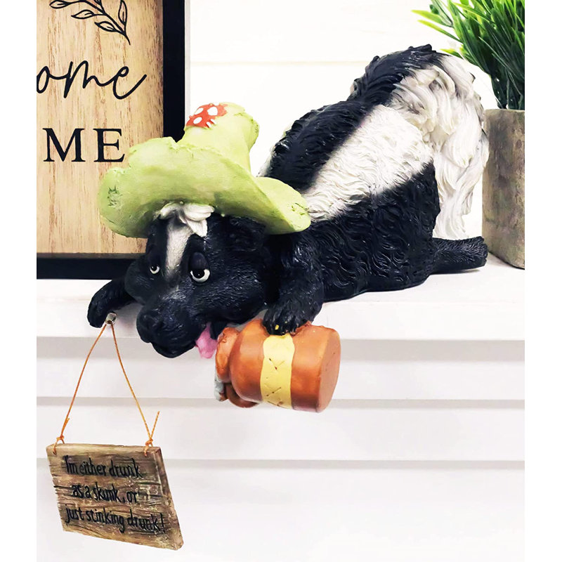 Figurine Trinx rustique de la faune Hillbilly avec chapeau et hydromel tenant une affiche «Ivre comme moufette ou ivre puant»