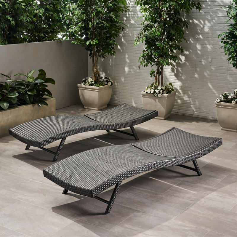 Méridienne grise avec structure en fer pour les chaises