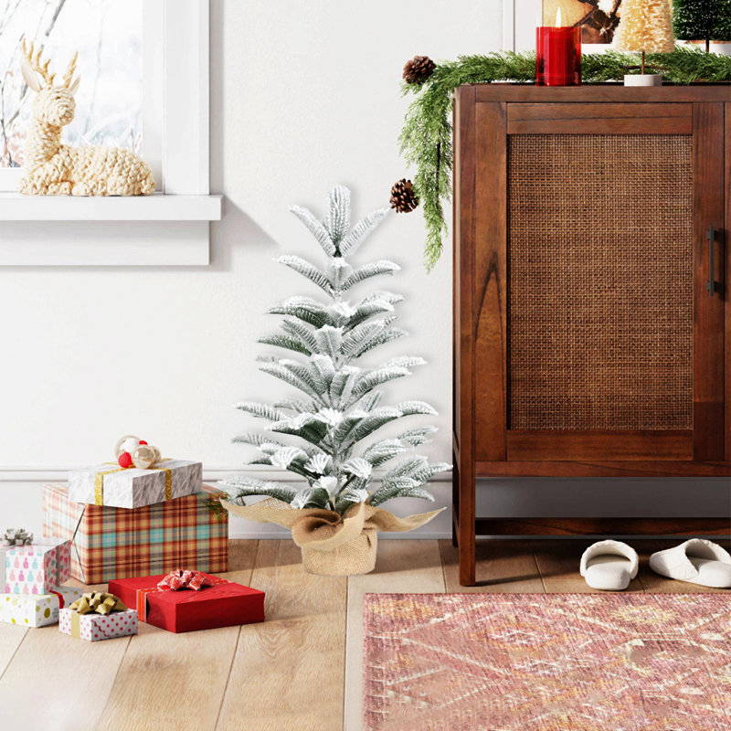 Arbre de Noël de table en flocage 50 cm, mini arbre enneigé avec 85 pointes, base en toile de jute en ciment - petit décor de vacances d'hiver pour la maison, le bureau, le bureau ou les cadeaux