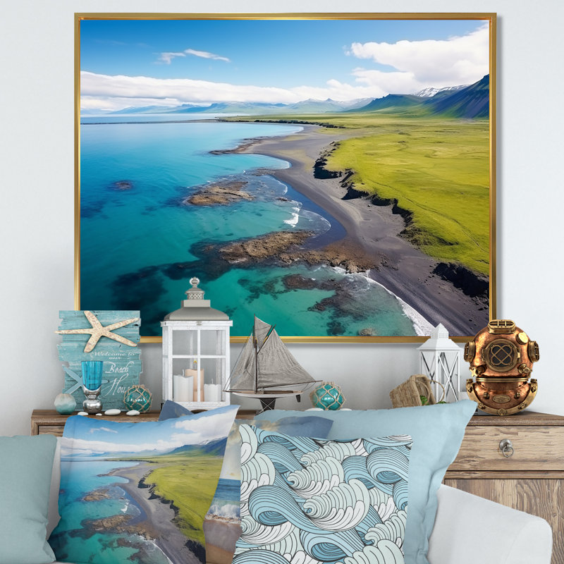 Vue aérienne de la plage en Islande I - plage et océan, art mural, Cadre flottant doré, H 16 po x l 32 po x P 1 po