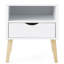 Table d'appoint blanche de style moderne du milieu du siècle, idéale pour les petits espaces. Tiroir et compartiment pour téléphone inclus. Pieds en bois massif. Design américain. Table d'appoint en bois dur. Chambre compacte. Rangement. Fabriqué en bois massif.