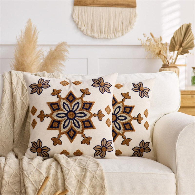 Housse de coussin brodée à motif floral bohème classique