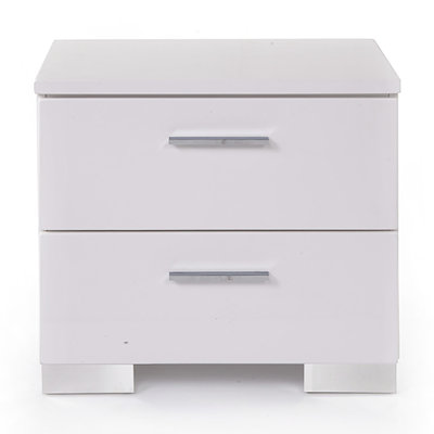 2 tables de chevet blanches et 2 tiroirs pour rehausser l'espace de la chambre