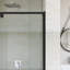 Porte de douche pivotante en aluminium avec système de fermeture magnétique 44-48 "x H 71" au fini noir mat-118307321