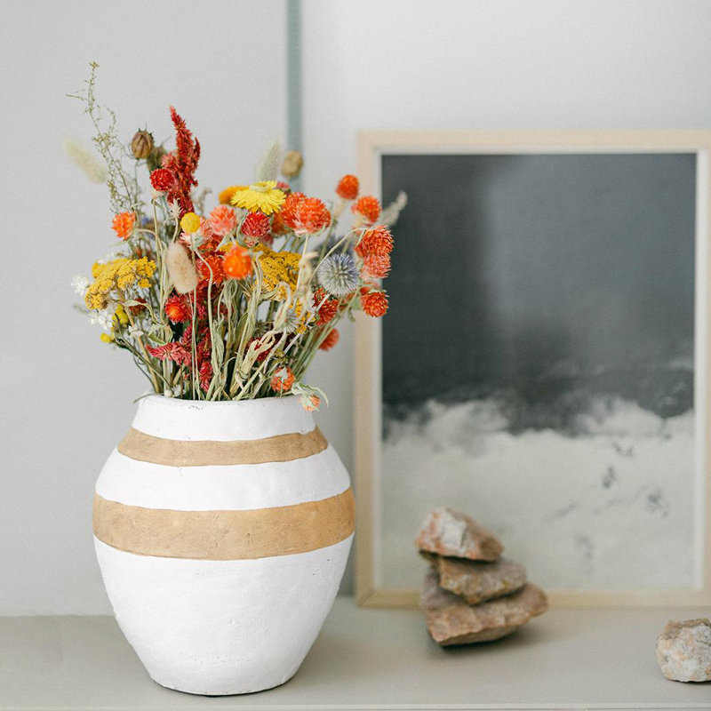 Conception simple avec vase à rayures