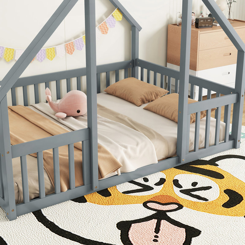 Lit double en bois en forme de maison avec clôture, garde-corps