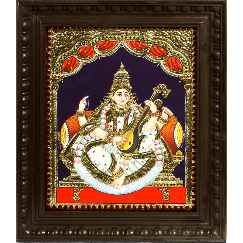 Déesse Saraswati assise sur un trône doré portant un sari blanc | Peinture encadrée de Tanjore