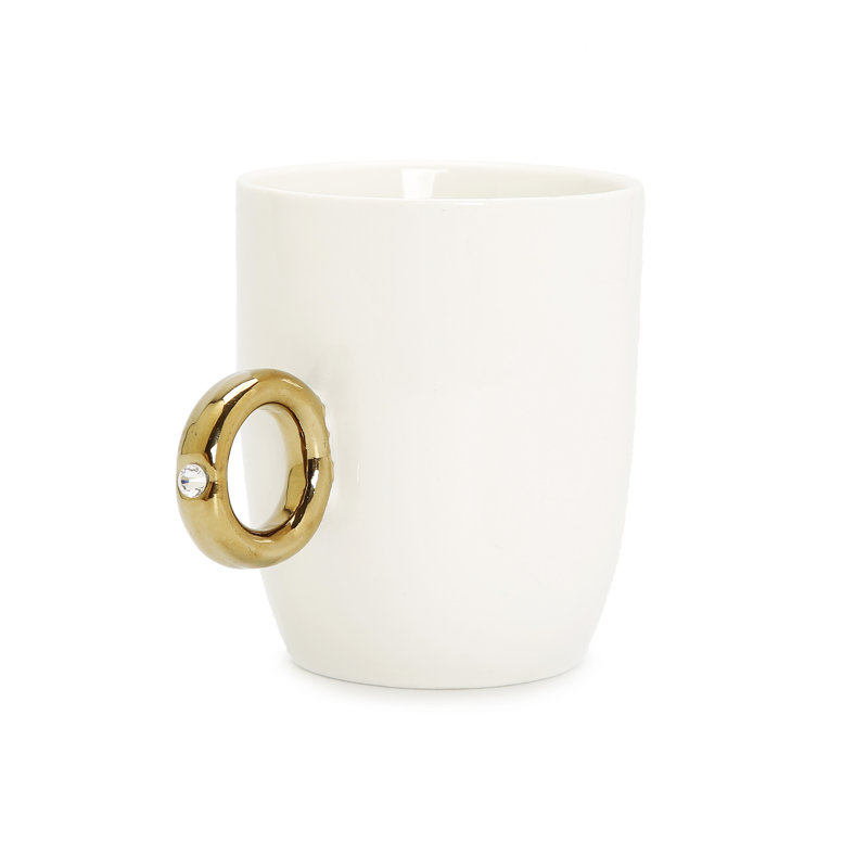 Tasse blanche avec poignée en anneau doré et détails en cristal transparent