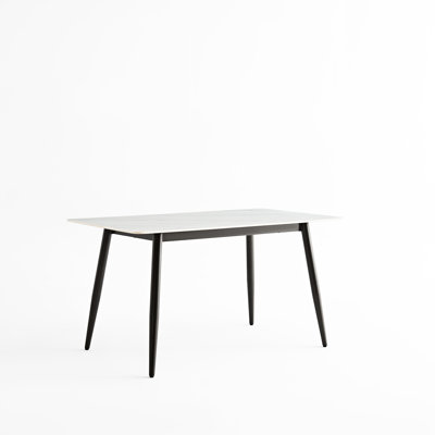 Table de salle à manger rectangulaire moderne en pierre de 1,4 m, base en métal unique, plateau fritté blanc, résistance à la chaleur, facile à nettoyer, conception de coin arrondi, pieds noirs et dorés, look simple, grand assemblage rapide
