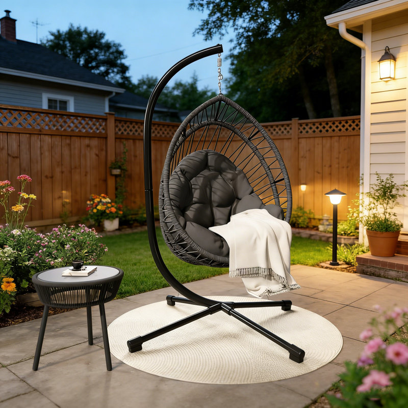 Chaise suspendue en forme d'œuf avec support pour l'intérieur et l'extérieur, conception ergonomique avec coussins respirants et structure en métal robuste.