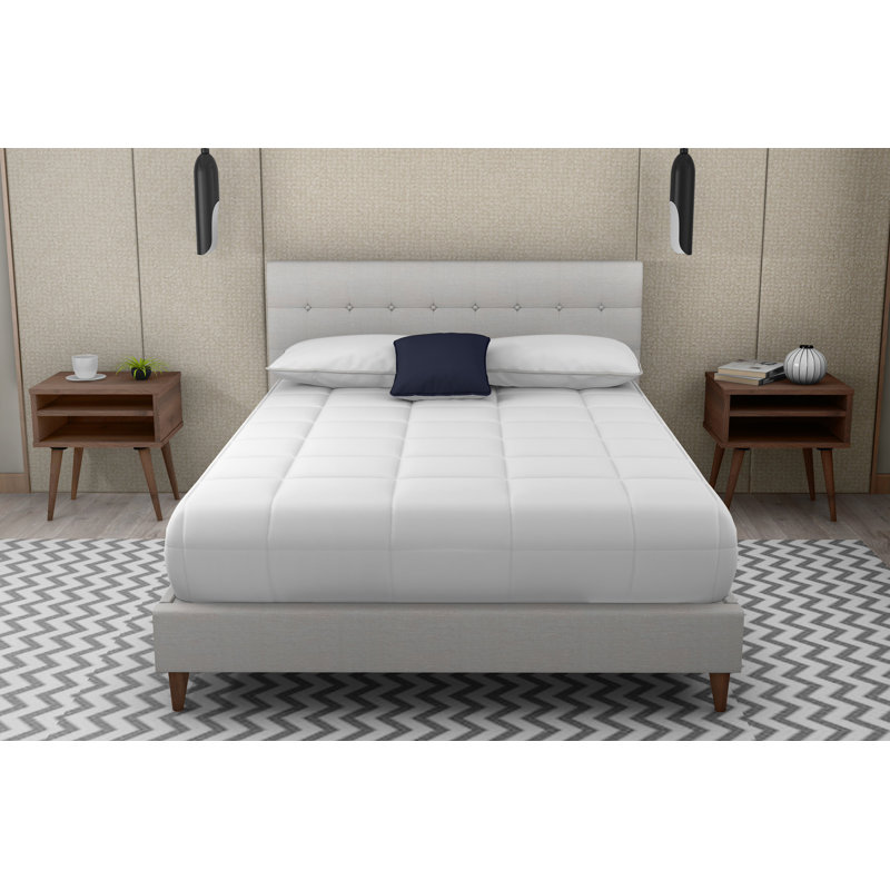 Grand lit tapissier avec 2 tables de chevet
