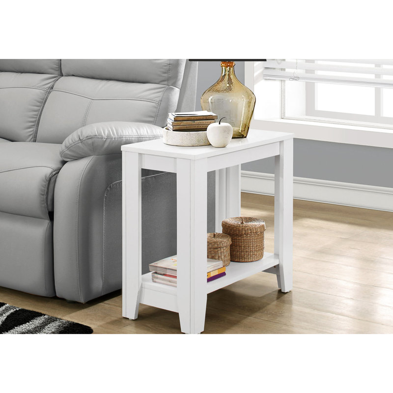 Table d'appoint transitionnelle blanche avec de nombreuses tablettes pour le décor de la chambre à coucher.