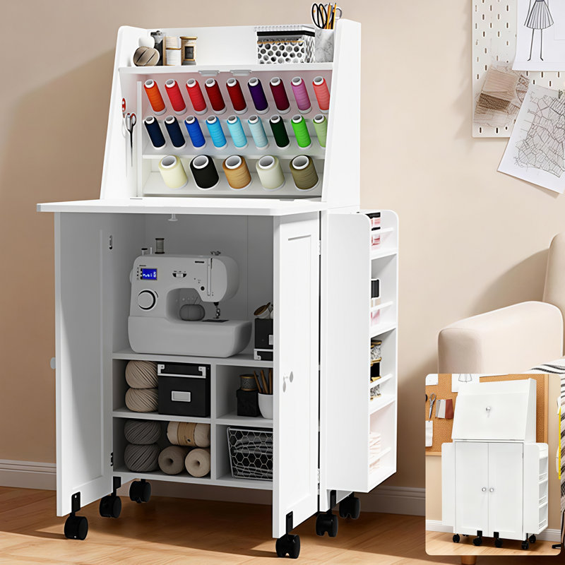 Armoire à coudre pliante 2 en 1 avec bureau rabattable, support à 23 bobines, station de chargement latérale, rangement à l'épreuve de la poussière et roues verrouillables - poste de travail peu encombrant pour la maison
