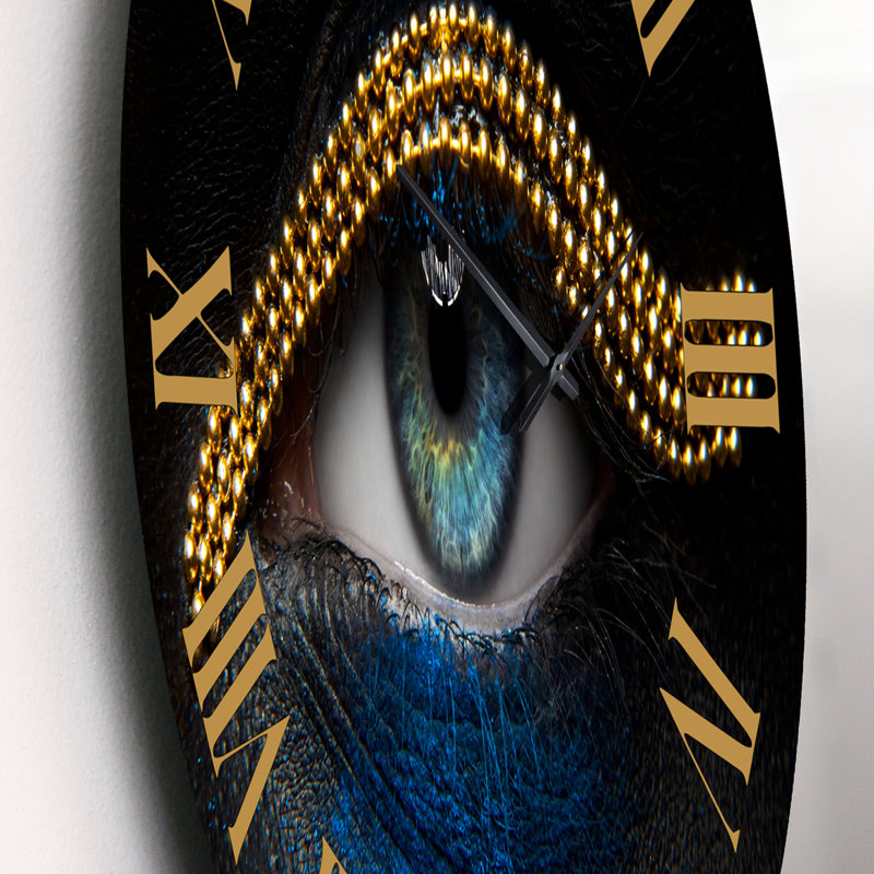 Femme aux yeux avec une chaîne en or et un pigment bleu - horloge murale moderne, Petit