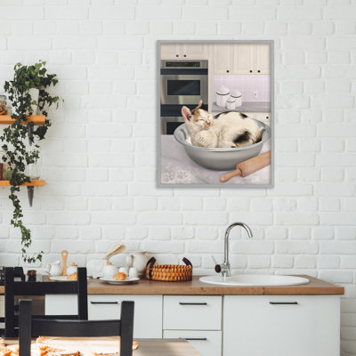 «Sleepy Cat in Mixing Bowl», estampe numérique, design par Mehu Art