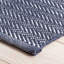 Tapis bleu marine et ivoire à motif de chevrons tissé à la main pour l'intérieur et l'extérieur Herringbone-16308082
