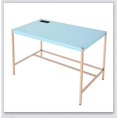 Bureau d'écriture rectangulaire avec port USB, surface ultrabrillante et base en métal doré pour un bureau à domicile moderne