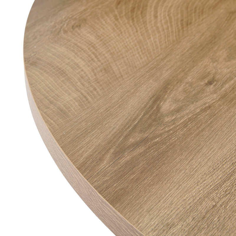 Une table de salle à manger circulaire d'un diamètre de 47,3 pouces, comprenant 4 plateaux de table en MDF à grain de bois clair, des supports en métal en forme de sablier noir et une table de salle à manger de style industriel moderne pour 4 à 6 personnes.
