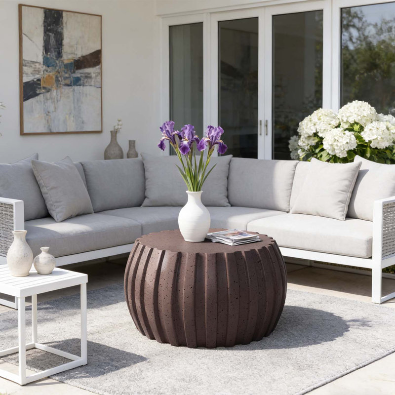 Table basse moderne, durable et polyvalente pour une utilisation intérieure et extérieure, Brun