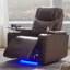 Fauteuil inclinable Power Motion avec port de charge USB et rangement à bras cachés, 2 porte-gobelets pratiques et plateau pivotant à 360 °, brun