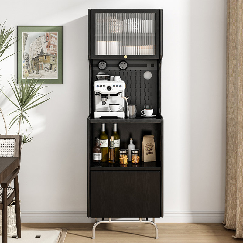 Armoire de rangement scandinave en bois massif de style rétro intégrée contre le mur de la cuisine., Noir mat