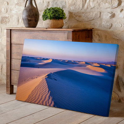 Toile, "Un vaste paysage désertique au crépuscule", mettant en vedette des dunes de sable roulantes avec des courbes ondulées douces et des motifs complexes