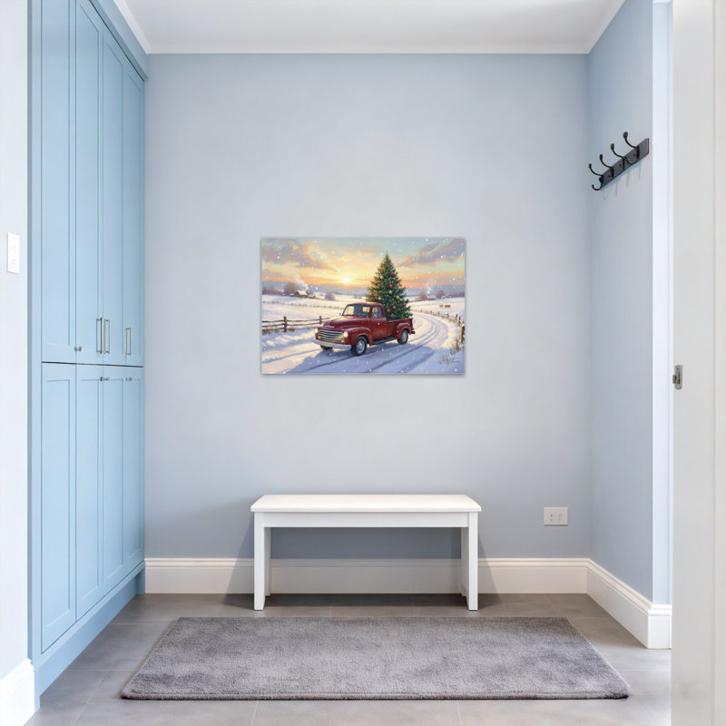 Camion rouge de Noël transportant un arbre de Noël dans un champ enneigé, H 12 po x l 18 po