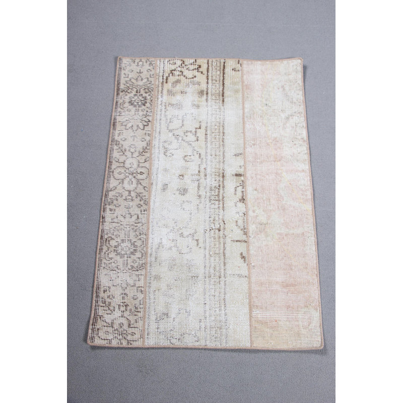 Tapis de porte vintage rétro en pastel doux avec un motif complexe et des tons neutres pour un accent décoratif élégant