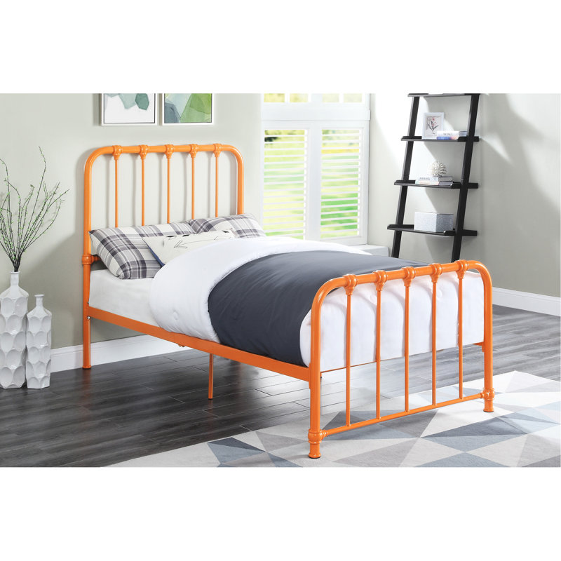 Lit plateforme simple en métal avec finition orange vif, sommier orange non essentiel, pas de fondation dans la chambre