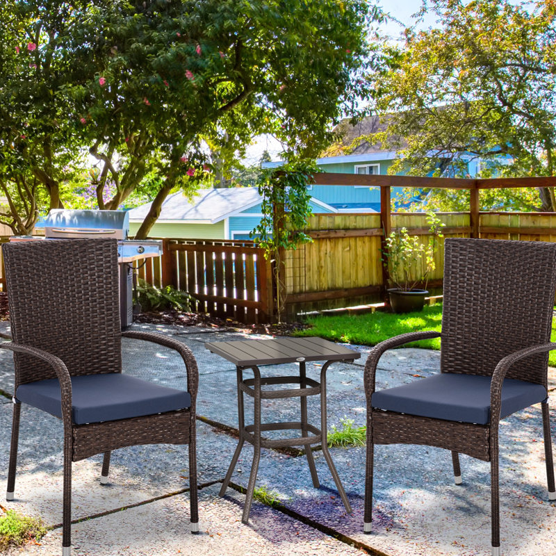 Chaises d'extérieur empilables avec coussins. 2. Crème / blanc Patio & For A Hip Look Pe Patio. Et un confort maximal. Blanc