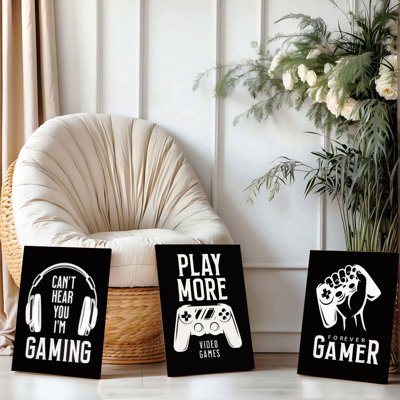 Ensemble de 3 affiches encadrées, décoration murale pour chambre de gamer. Cet ensemble comprend 3 affiches de jeux vidéo en noir et blanc avec casque, manette et citations de gamers. Parfait pour la chambre d'un garçon ou d'un ado, le salon ou le bureau. Cadeau parfait pour les amateurs de jeux vidéo.