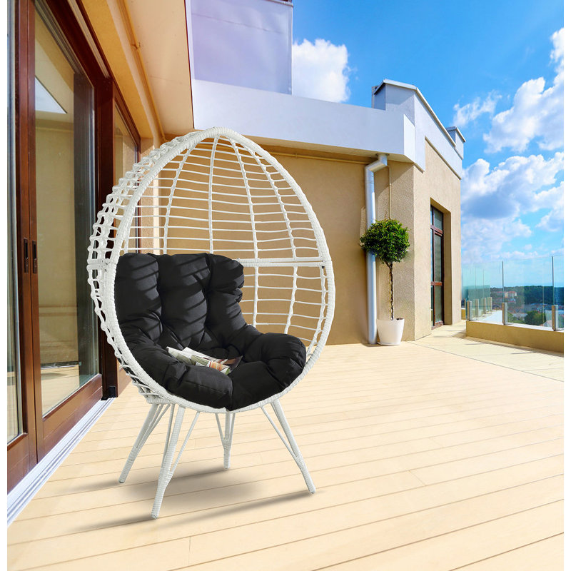 Chaise longue en tissu noir et osier blanc